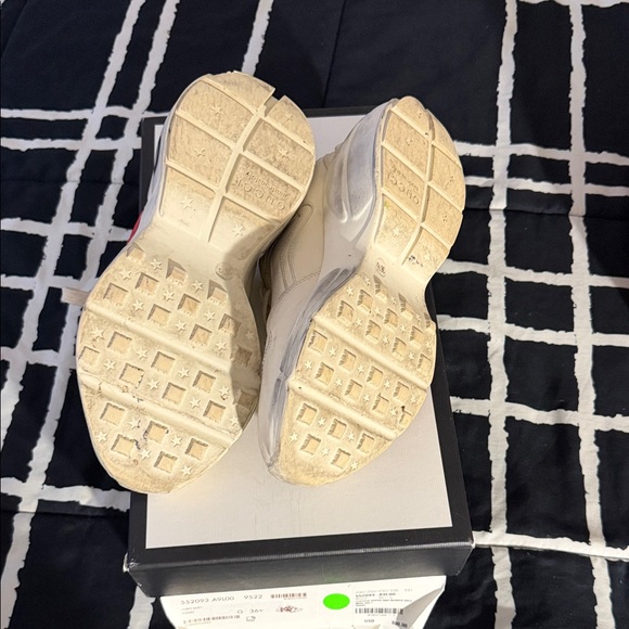 Gucci Off-White Sneakers with Red Lips Design - Picture 3 of 6